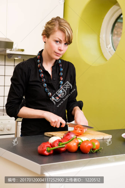 女性切西紅柿