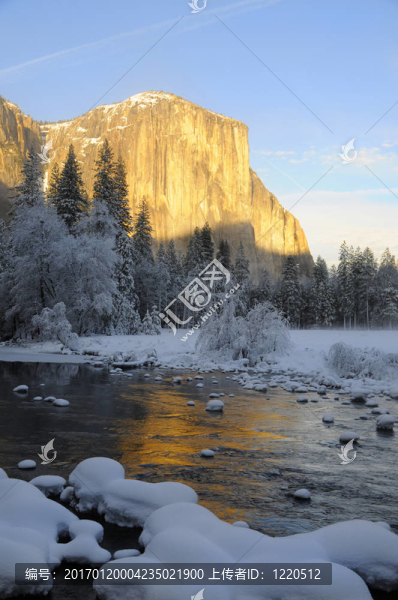 約塞米蒂谷花崗巖山峰上的太陽(yáng)升起