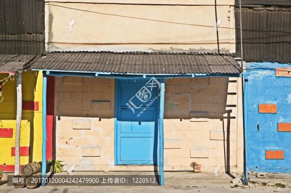 緊湊的小建筑明亮的藍(lán)色門