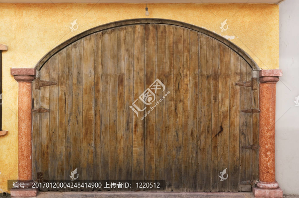 巨大的木制門(mén)；未上漆