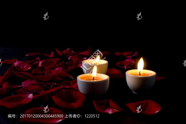 蠟燭和花瓣