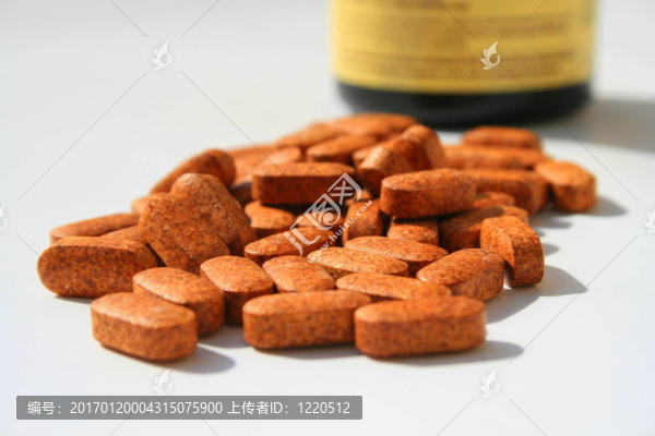 容器旁邊的藥丸