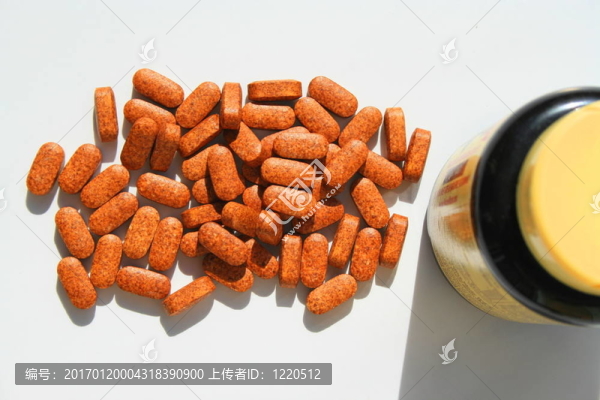 容器旁邊的藥丸