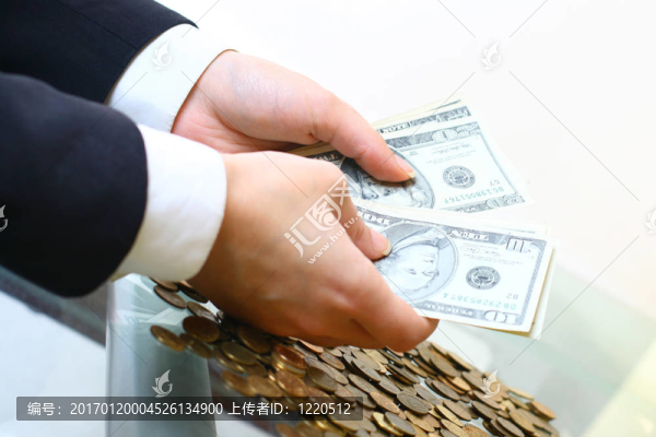 手中握著錢