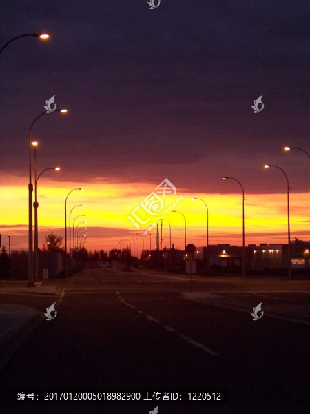 路燈站崗天亮