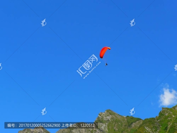 傘兵在山