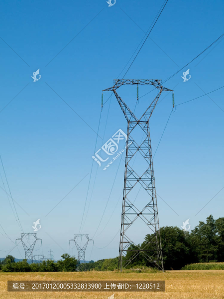 在農(nóng)村的高壓電塔