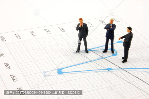 圖表背景的商業(yè)人士