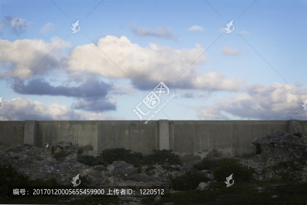 海墻屏障和天空中的云