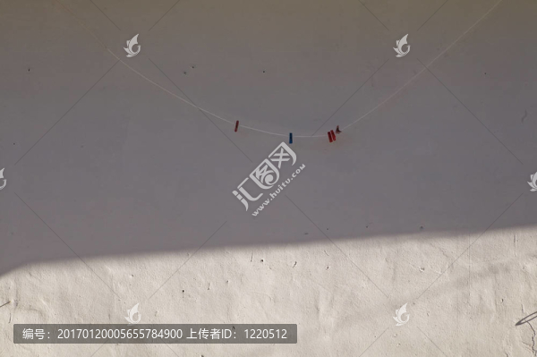 白墻和衣服線和針