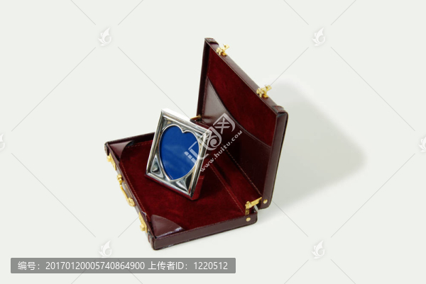 時(shí)間在遠(yuǎn)離親人的辦公室
