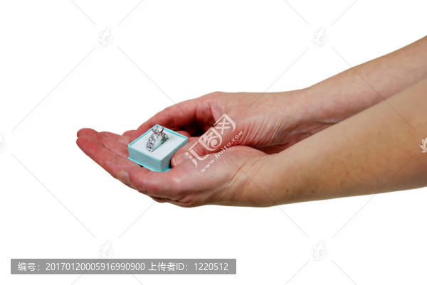 給一個(gè)黑盒子的訂婚戒指