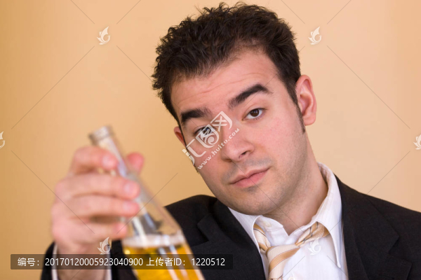 要杯啤酒。