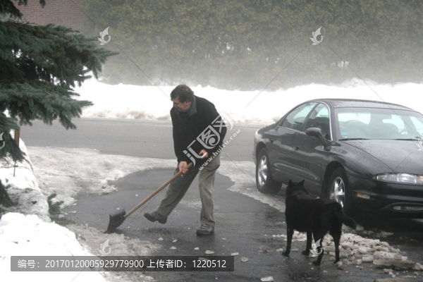 在有霧天去除雪的人