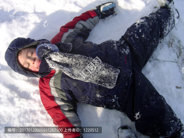 在雪中做天使的男孩