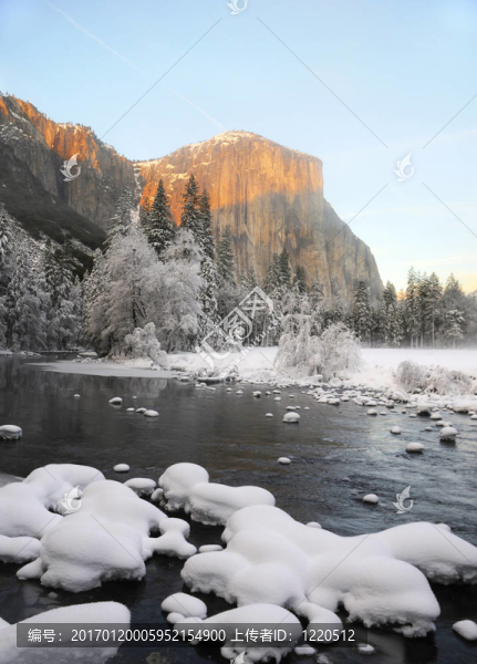 約塞米蒂谷花崗巖山峰上的太陽(yáng)升起