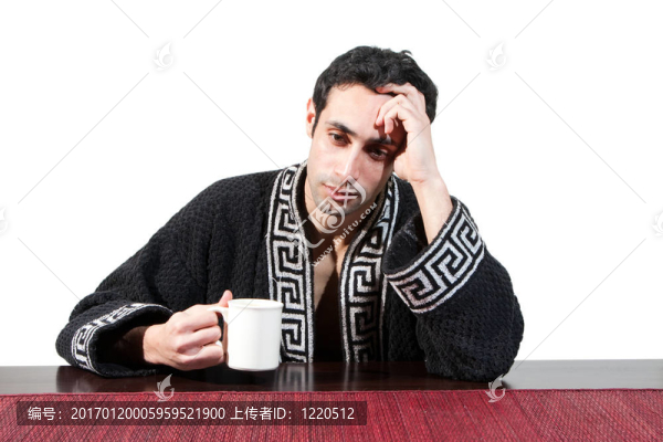 早起的家伙喝咖啡