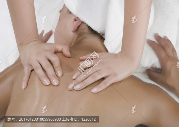 在一個日間水療中心得到的女人