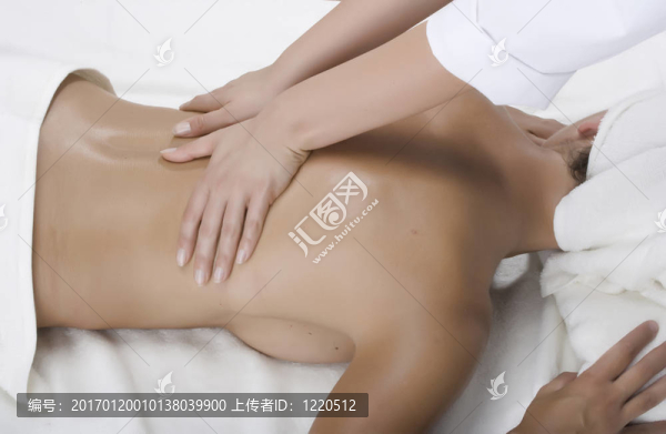 在一個日間水療中心得到的女人