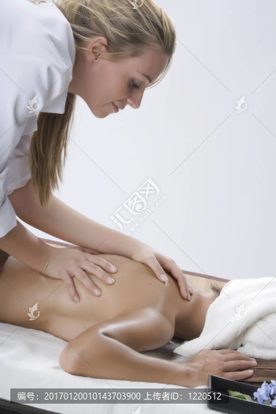 婦女在一天的水療中心