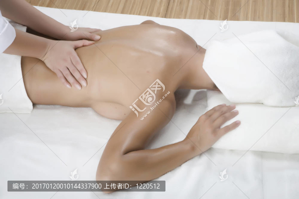 在一個(gè)日間水療中心得到的女人