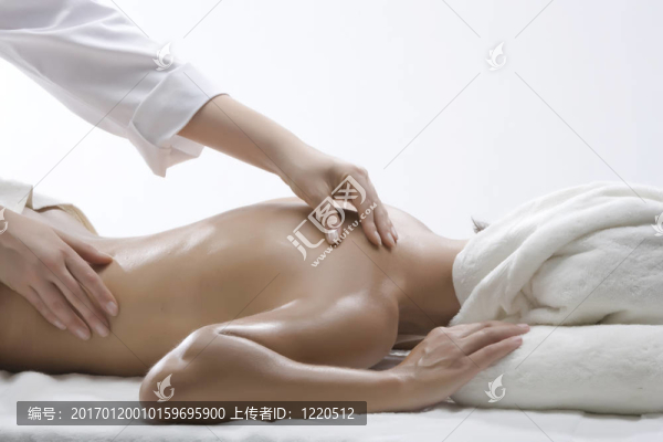 在一個日間水療中心得到的女人