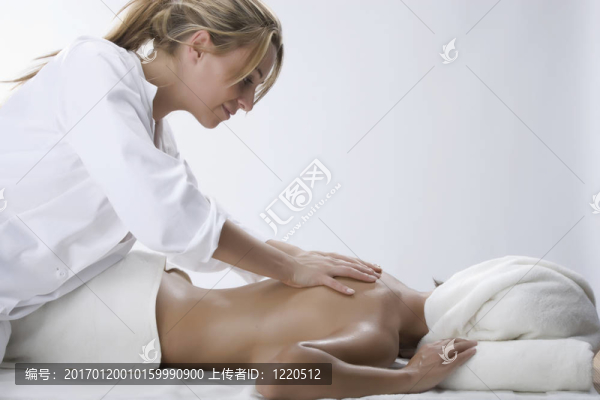 在一個(gè)日間水療中心得到的女人