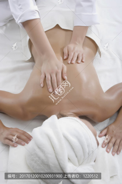 在一個日間水療中心得到的女人