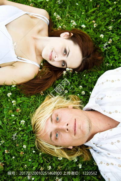 快樂的白人夫婦