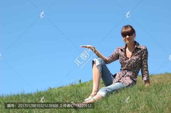 在草地上擺姿勢的女孩