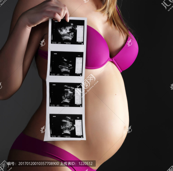 一個(gè)鏡頭一個(gè)懷孕的女人
