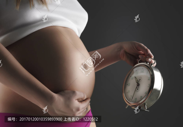 孕婦抱著