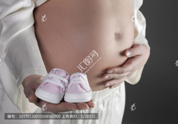 孕婦抱持