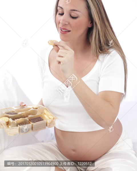 孕婦在床上吃
