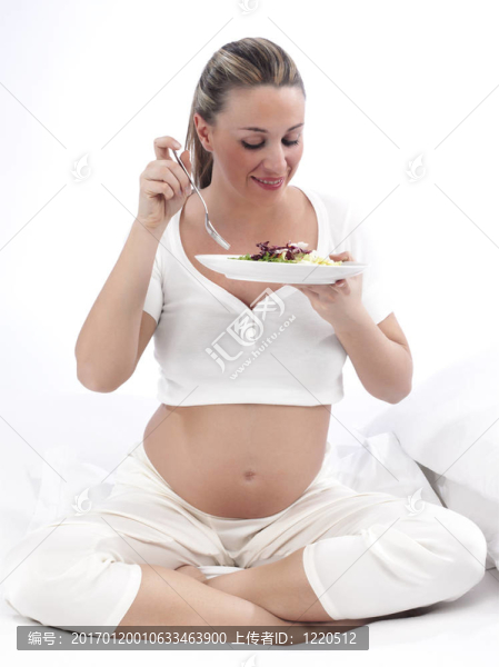 孕婦在床上吃