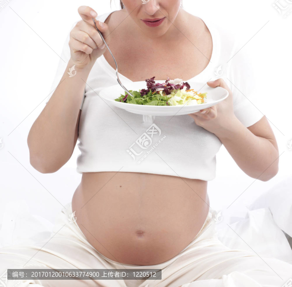 孕婦在床上吃