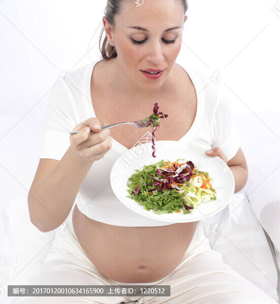 孕婦在床上吃