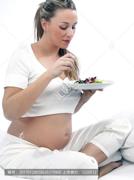 孕婦在床上吃