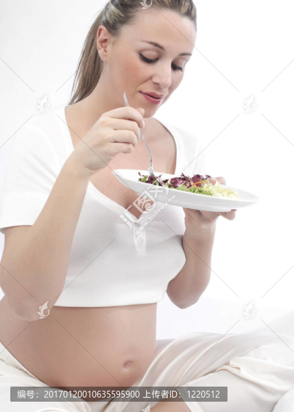 孕婦在床上吃