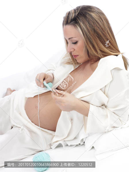 年輕的母親坐在坎