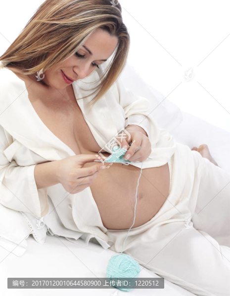 年輕的母親坐在坎
