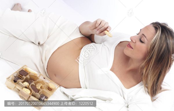 孕婦在床上吃
