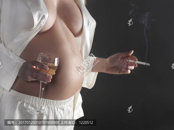 年輕孕婦抱