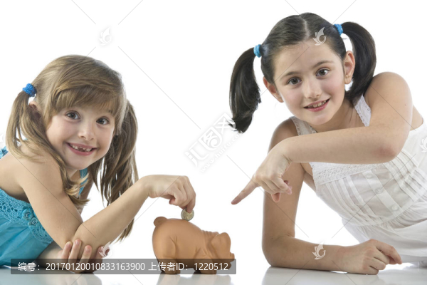 兩個女孩和小豬銀行