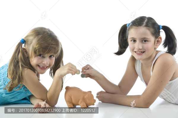 兩個女孩和小豬銀行