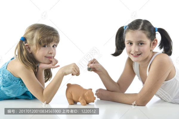 兩個(gè)女孩和小豬銀行
