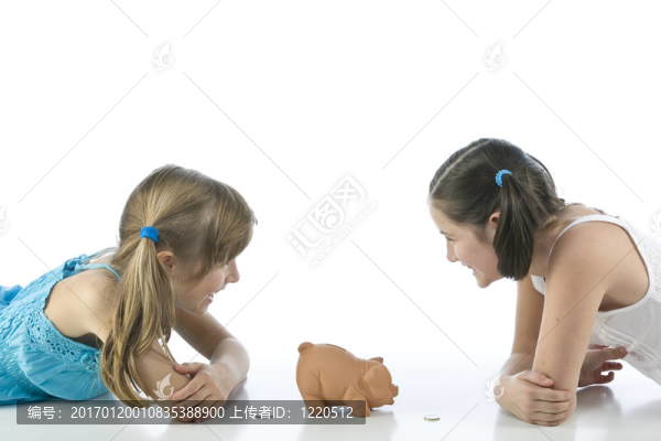 兩個(gè)女孩和小豬銀行