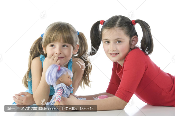 兩個(gè)孩子帶著他們最喜歡的娃娃