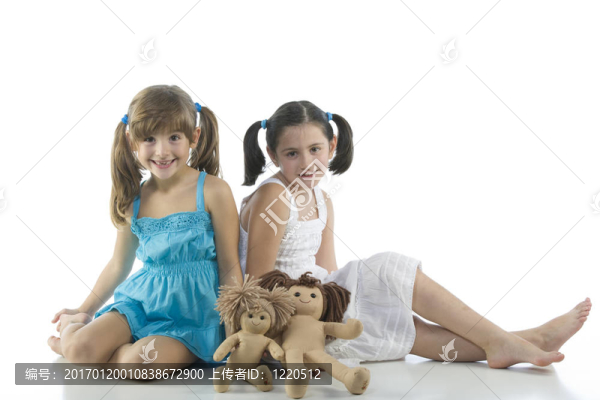 兩個(gè)孩子帶著他們最喜歡的娃娃