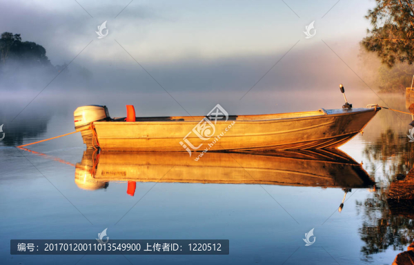 霧中的小船